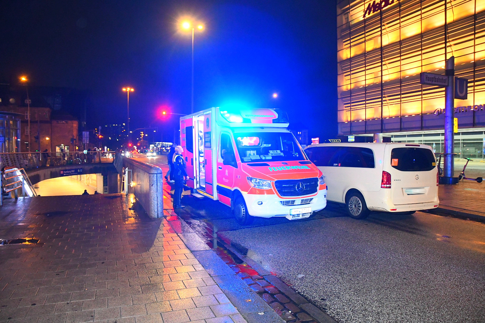 Der Fahrer des Taxis sah den Mann offenbar auf der Fahrbahn nicht und erfasste diesen. Der Fußgänger prallte gegen die Front des Fahrzeugs und zog sich Kopfverletzungen zu.