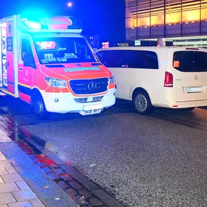 Der Fahrer des Taxis sah den Mann offenbar auf der Fahrbahn nicht und erfasste diesen. Der Fußgänger prallte gegen die Front des Fahrzeugs und zog sich Kopfverletzungen zu.