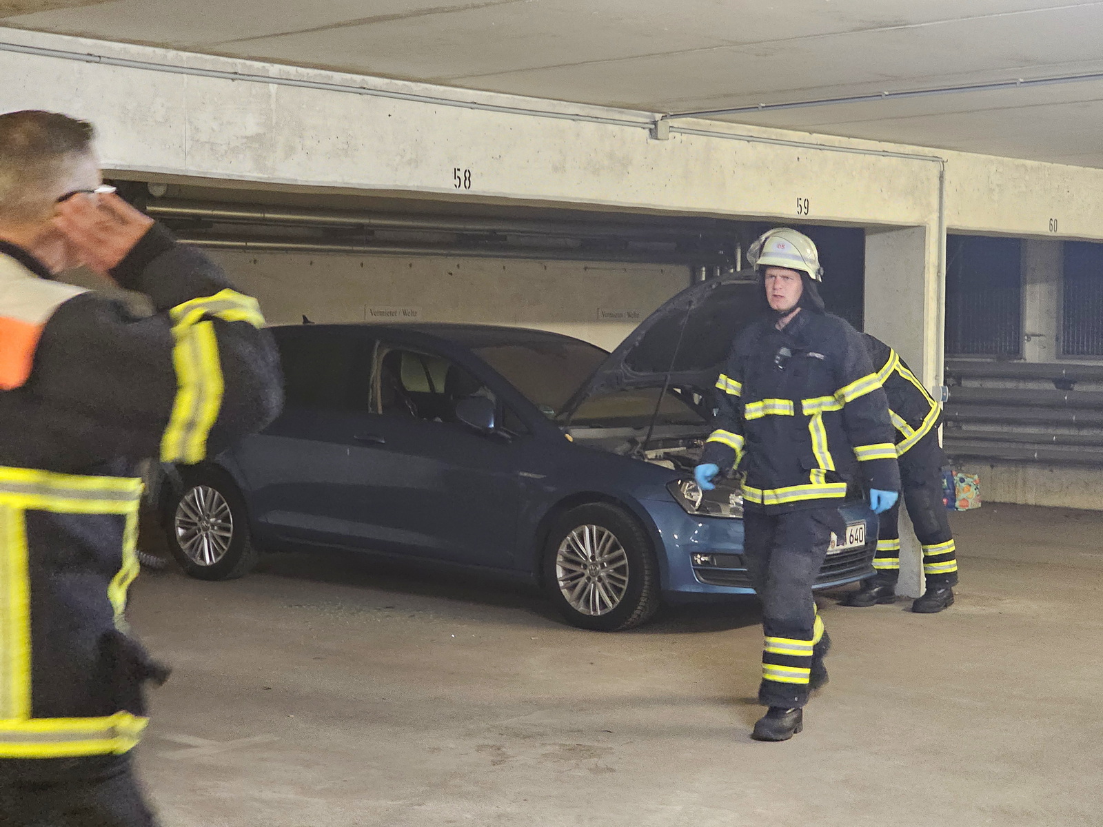 Scheibe eingeschlagen und Brandbeschleuiger verschüttet – Auto brennt in Tiefgarage