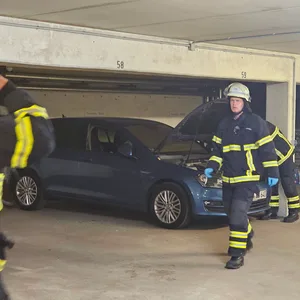 Scheibe eingeschlagen und Brandbeschleuiger verschüttet – Auto brennt in Tiefgarage