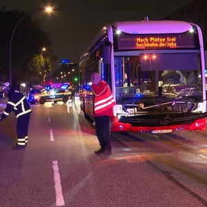 Linienbus kracht auf Kieler Straße in das Heck eies Taxi – zwei Verletzte und Stau Richtung A7