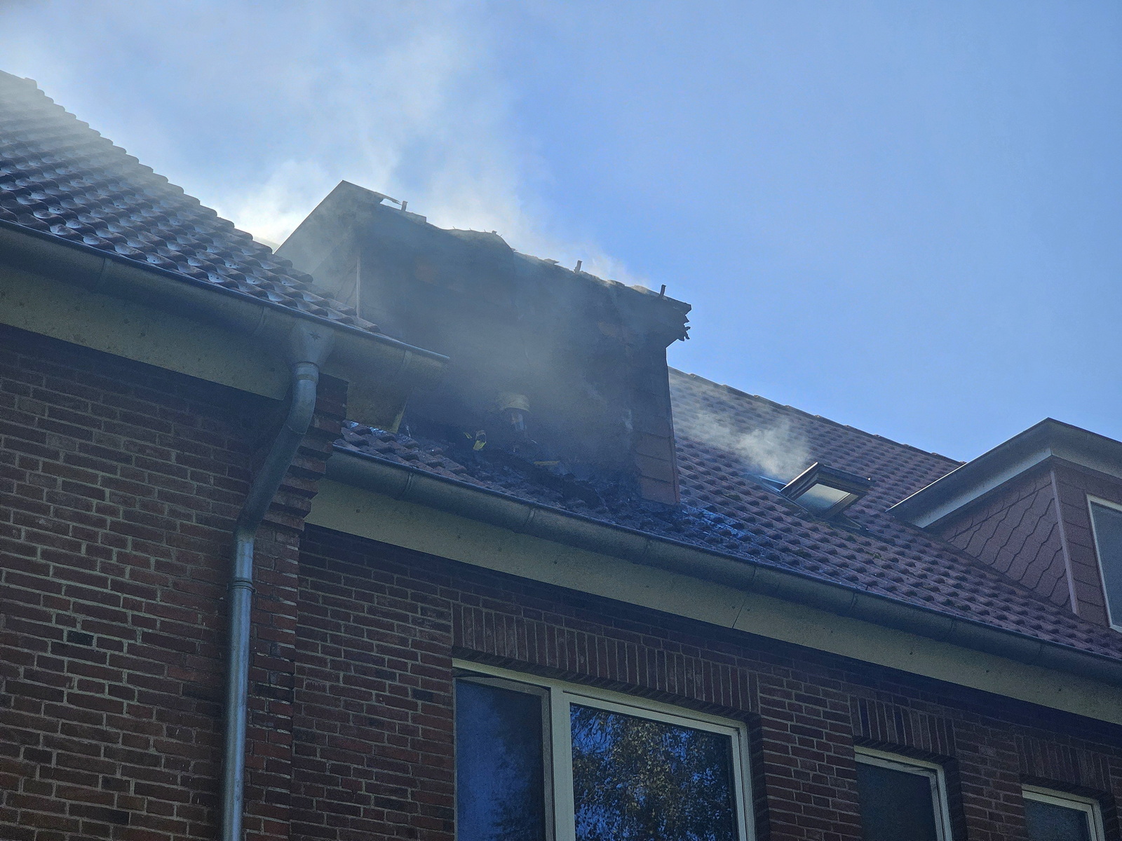 Bei einem Brand einer Dachgeschosswohnung wurde am Donnerstag eine Bewohnerin verletzt. Sie erlitt eine Rauchgasvergiftung und musste in ein Krankenhaus gebracht werden. Die Wohnung brannte vollständig aus.