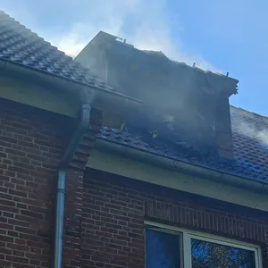 Bei einem Brand einer Dachgeschosswohnung wurde am Donnerstag eine Bewohnerin verletzt. Sie erlitt eine Rauchgasvergiftung und musste in ein Krankenhaus gebracht werden. Die Wohnung brannte vollständig aus.