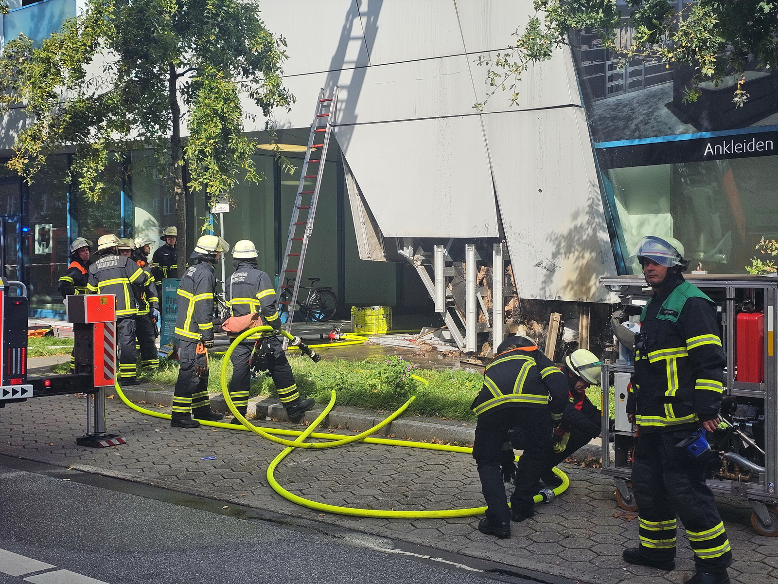 Am Valentinskamp geriet am Samstag eine Fassade eines Gebäudes in Brand.