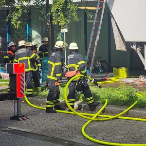 Am Valentinskamp geriet am Samstag eine Fassade eines Gebäudes in Brand.