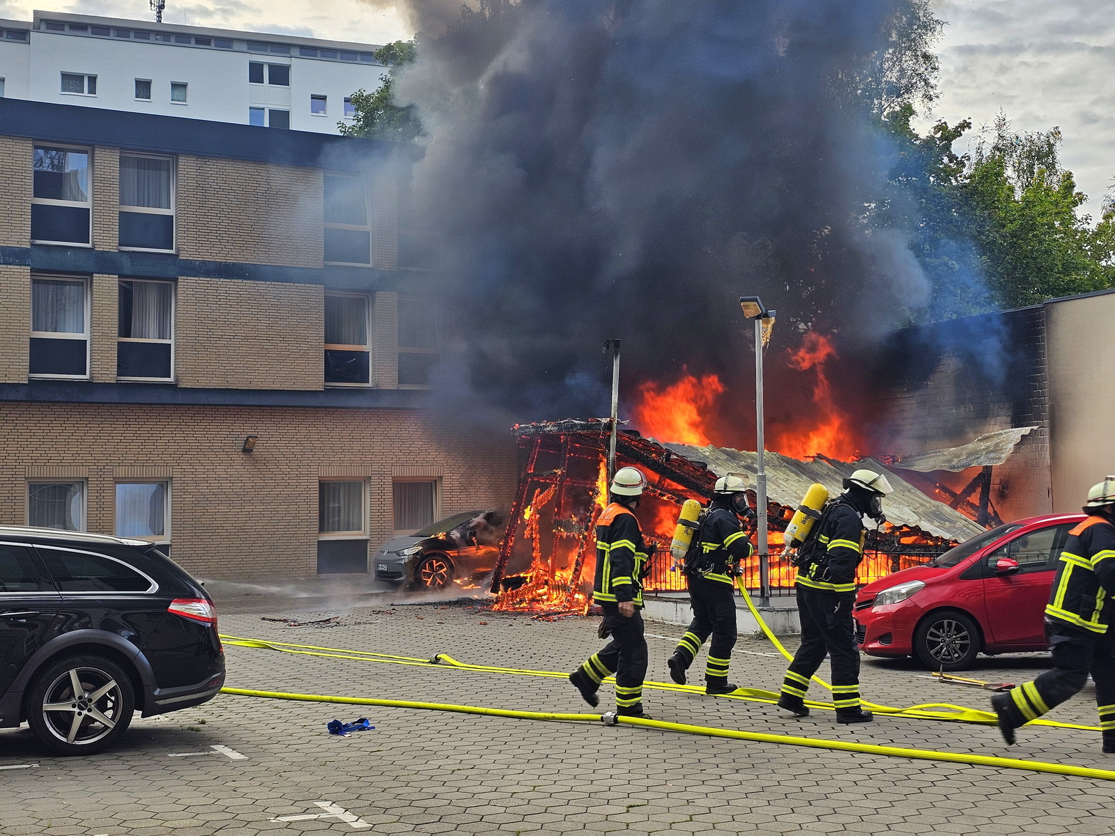 In einem Hinterhof an der Kieler Straße brannte ein Schuppen mit einem Pkw ab.