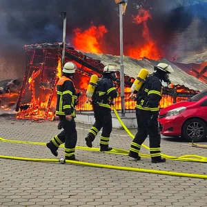 In einem Hinterhof an der Kieler Straße brannte ein Schuppen mit einem Pkw ab.