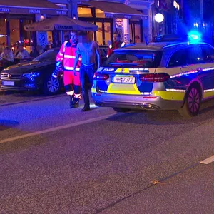 Polizeiwagen mit Blaulicht auf einer nächtlichen Straße