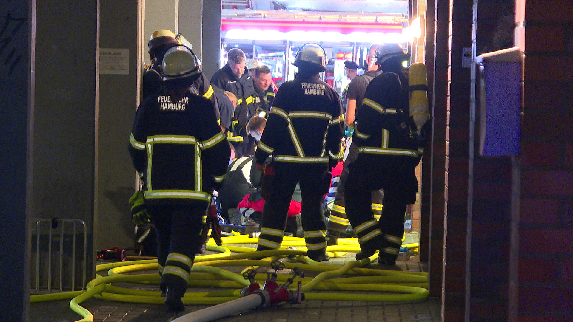 Bei einem Wohnungsbrand in einem Hochhaus in Eidelstedt ist ein Mann gestorben.