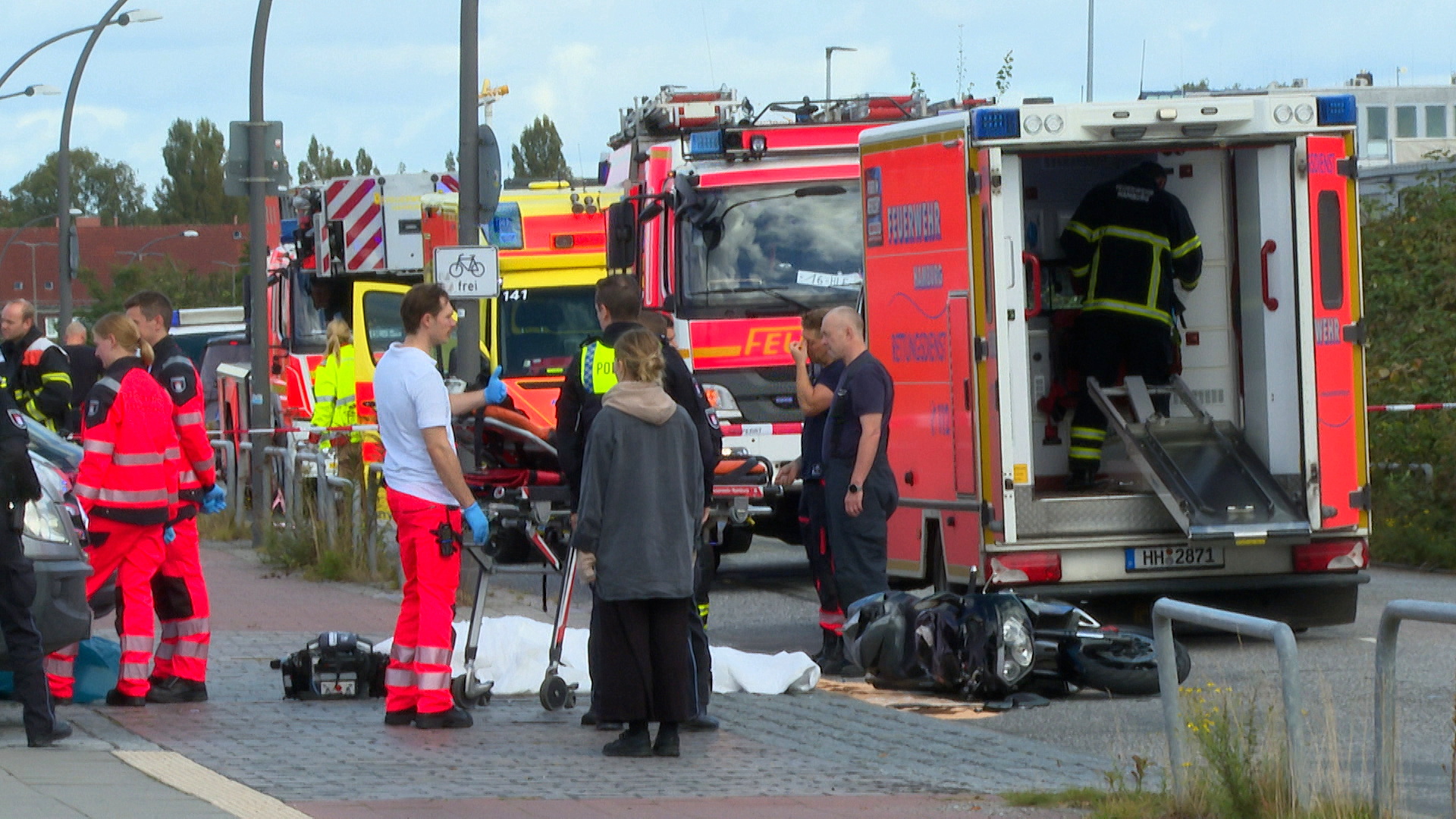 Der Motorradfahrer kollidierte mit einem schwarzen Pkw.