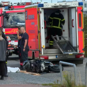 Der Motorradfahrer kollidierte mit einem schwarzen Pkw.
