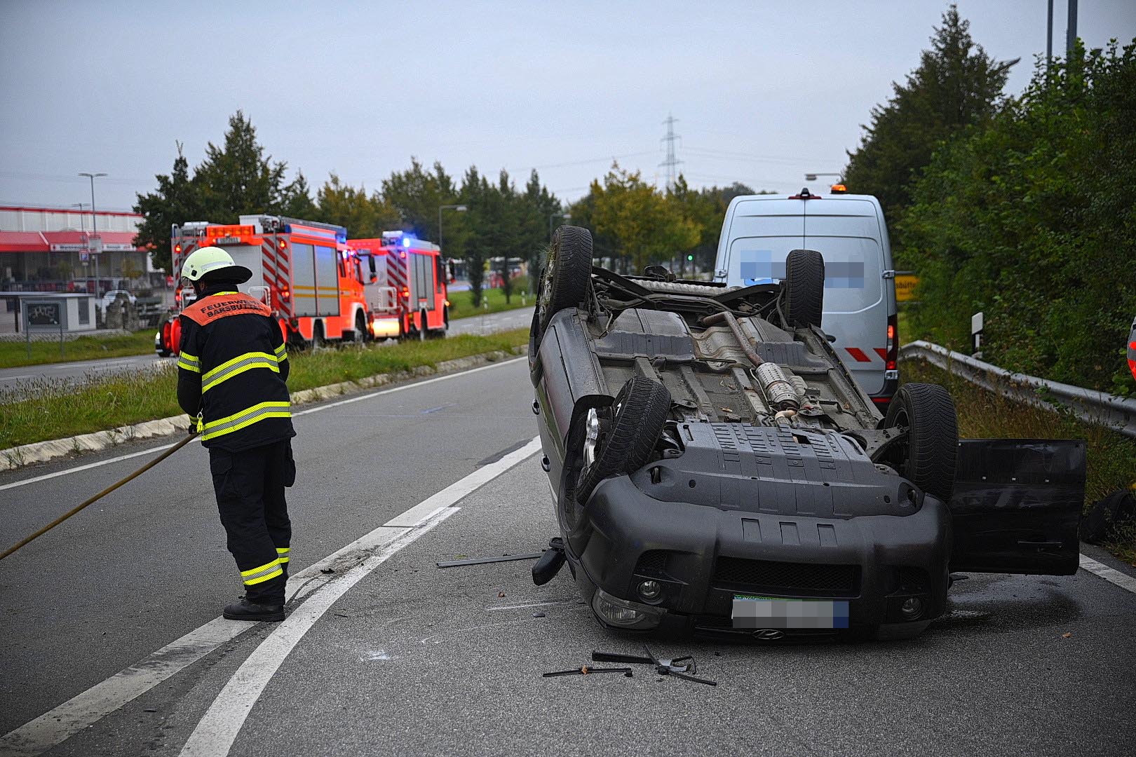 Auto überschlägt sich nach Unfall an Zufahrt zur A1 in Barsbüttel – Autobahnzufahrt gesperrt