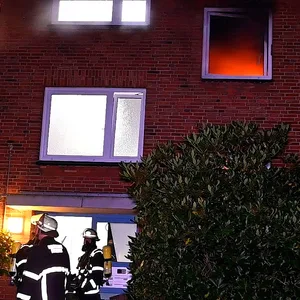 Zwei Brände binnen zwei Stunden in einer Wohnung – Bewohner greift Polizisten an und wird festgenommen