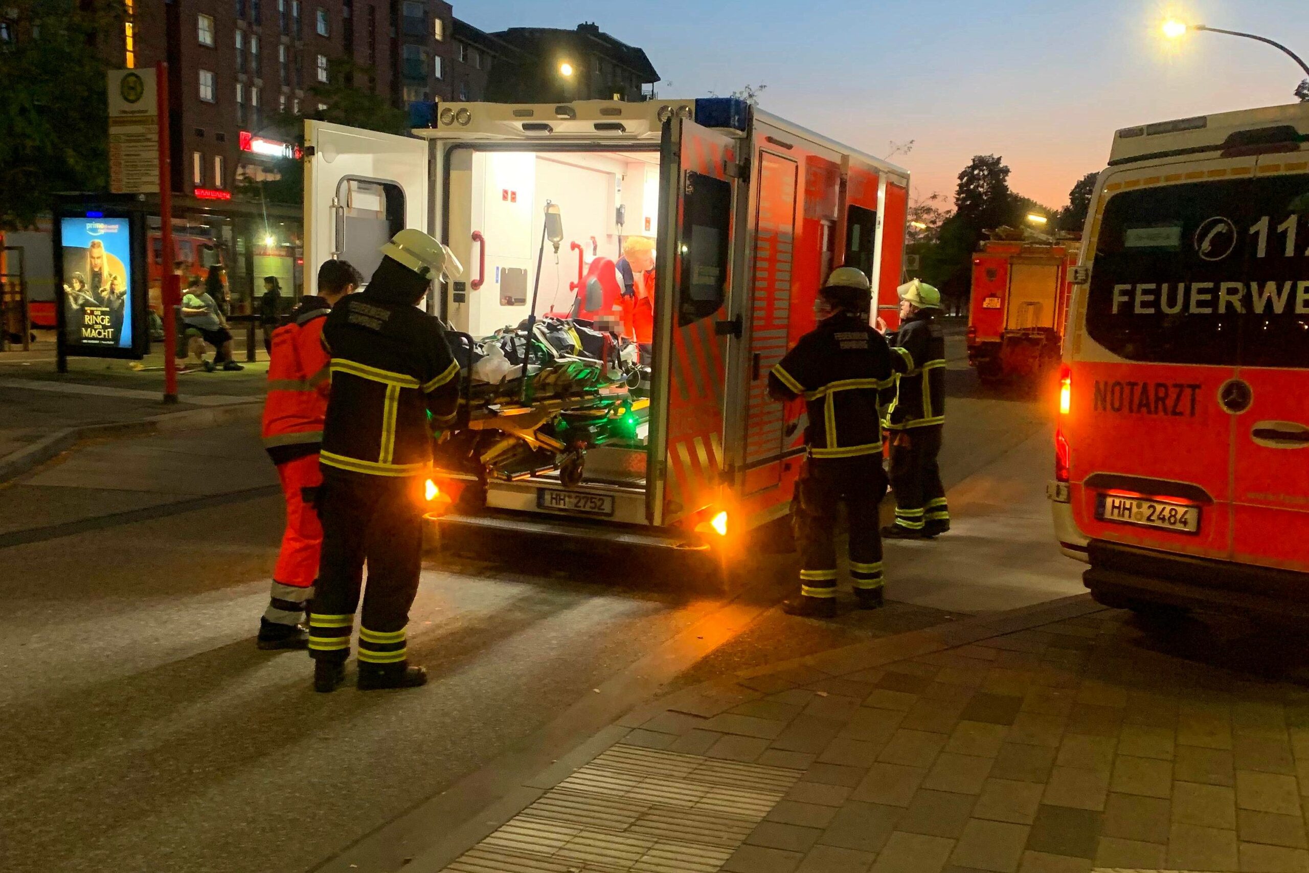 Feuerwehrkräfte bringen den Verletzten ins Krankenhaus.