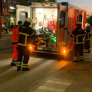 Feuerwehrkräfte bringen den Verletzten ins Krankenhaus.