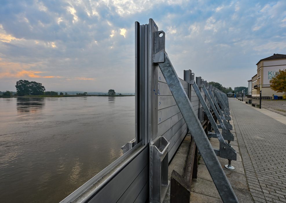 Mobile Hochwasserschutzwand in Frankfurt/Oder. Wie schlimm die Hochwassersituation in Brandenburg wird, ist noch unklar.