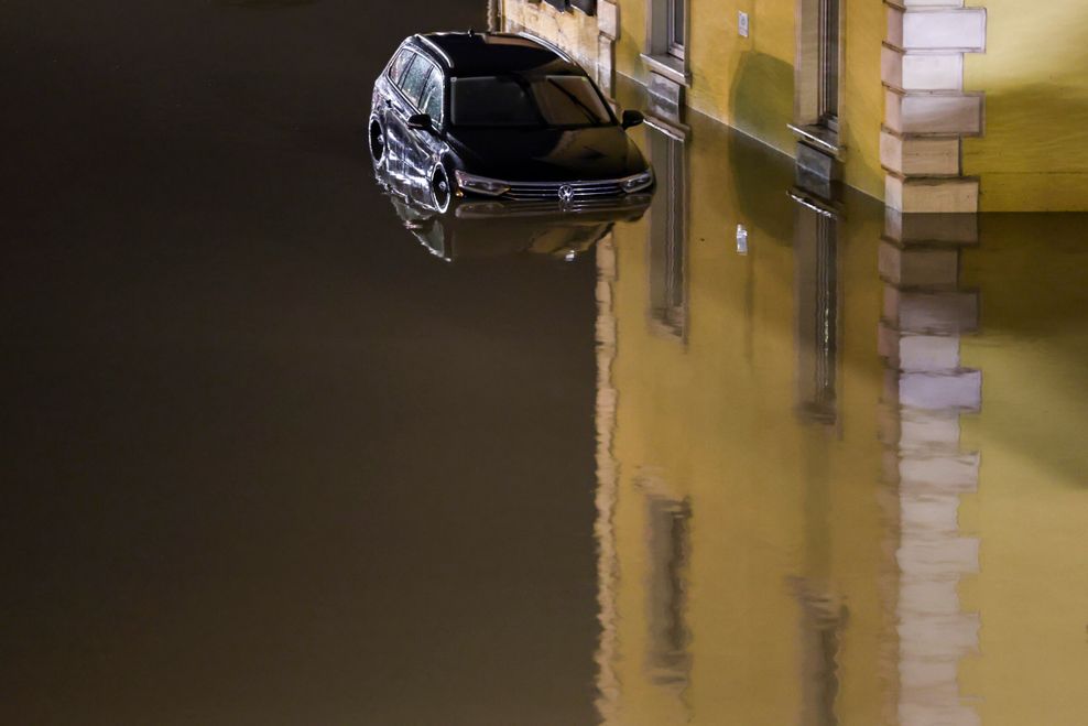 Österreich: Am Bahnhof St. Pölten Alpenbahnhof steht ein Auto nach Regenfällen im Hochwasser.