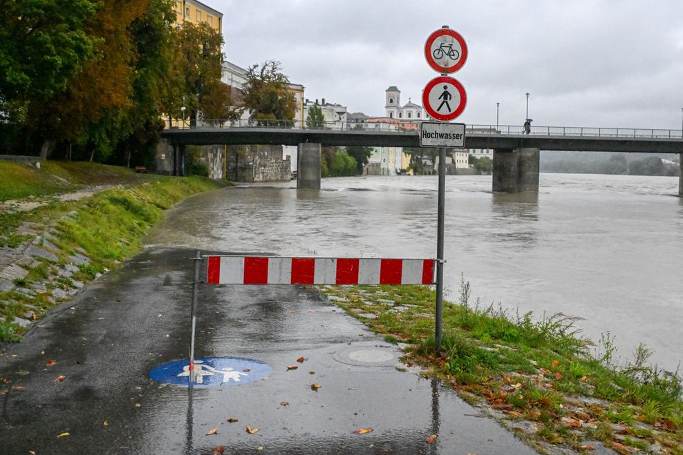 Eine Absperrung am überschwemmten Innufer in Passau.