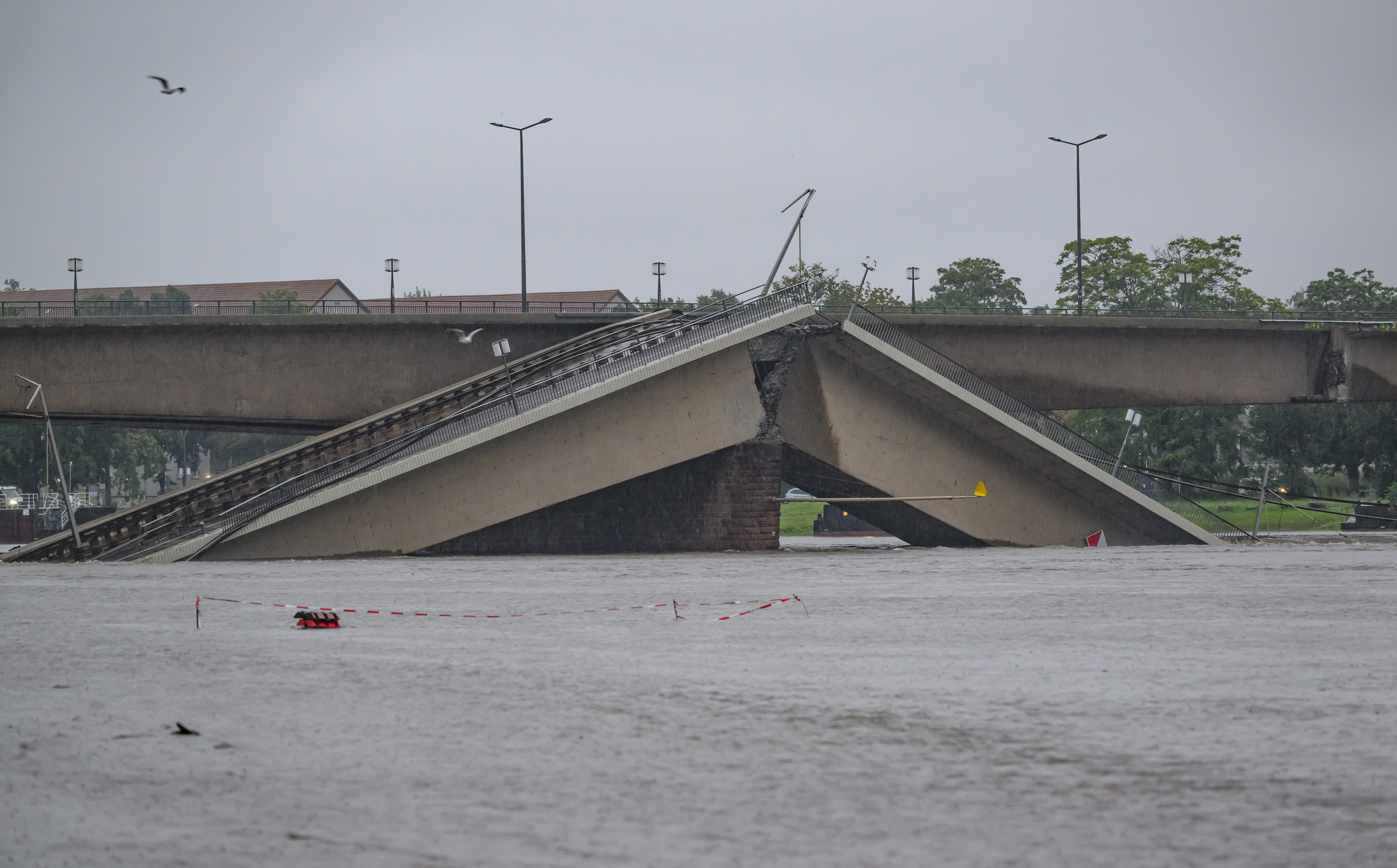 Hochwasser in Dresden: Trümmerteile der eingestürzten Carolabrücke stauen das Wasser auf, was den Wasserspiegel auf einem Teilstück der Elbe etwa 30 bis 50 Zentimeter ansteigen lässt.