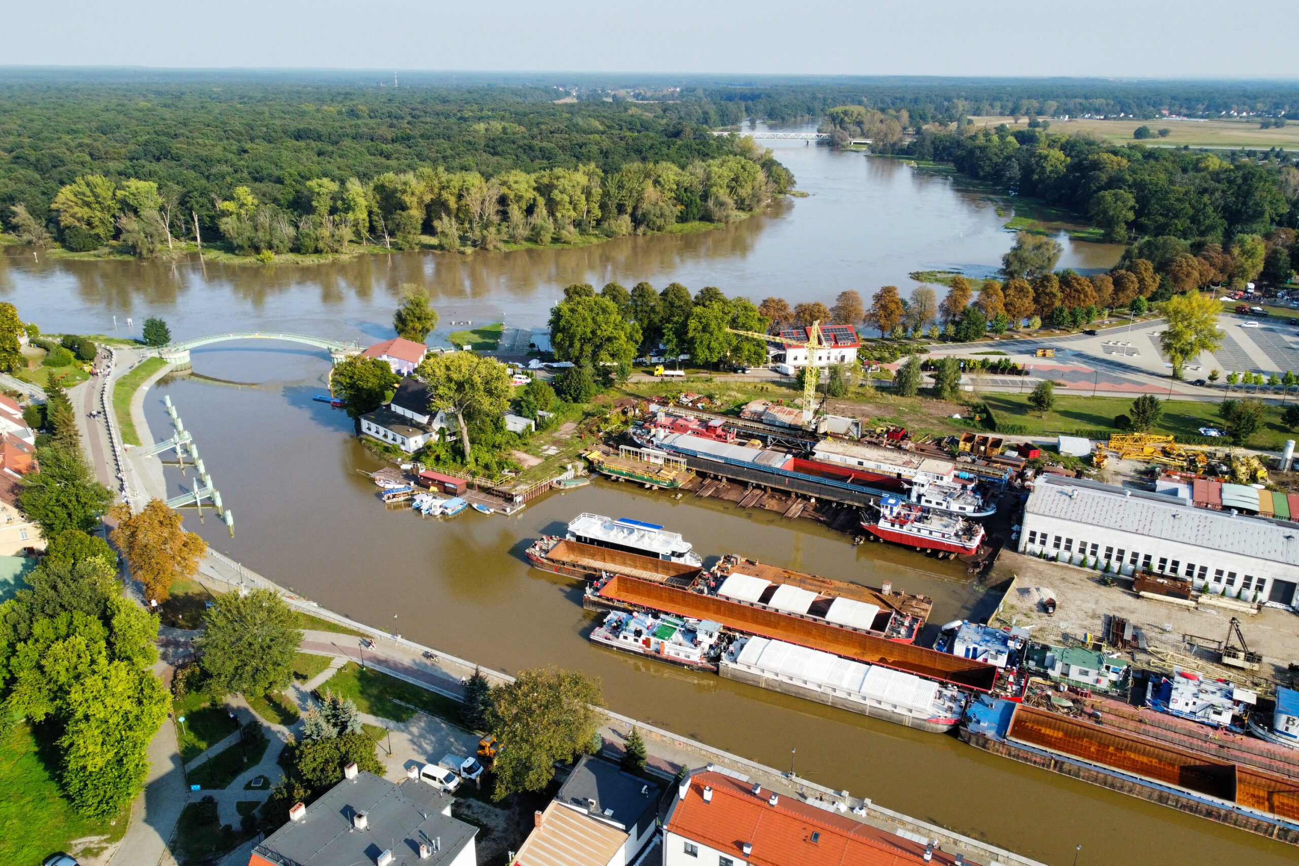 Eine Drohnenaufnahme zeigt die Oder in der polnischen Stadt Nowa Sol in der Woiwodschaft Lebus. Es wird erwartet, dass der Hochwasserscheitel am Sonntag die Kreisstadt erreicht.