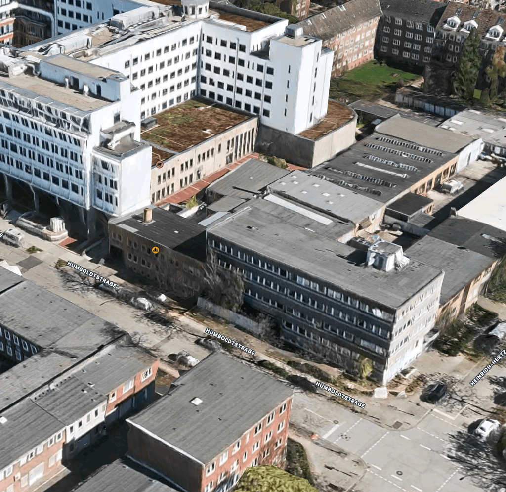 Die Polizei hat ein Gebäude im Innenhof gestürmt.