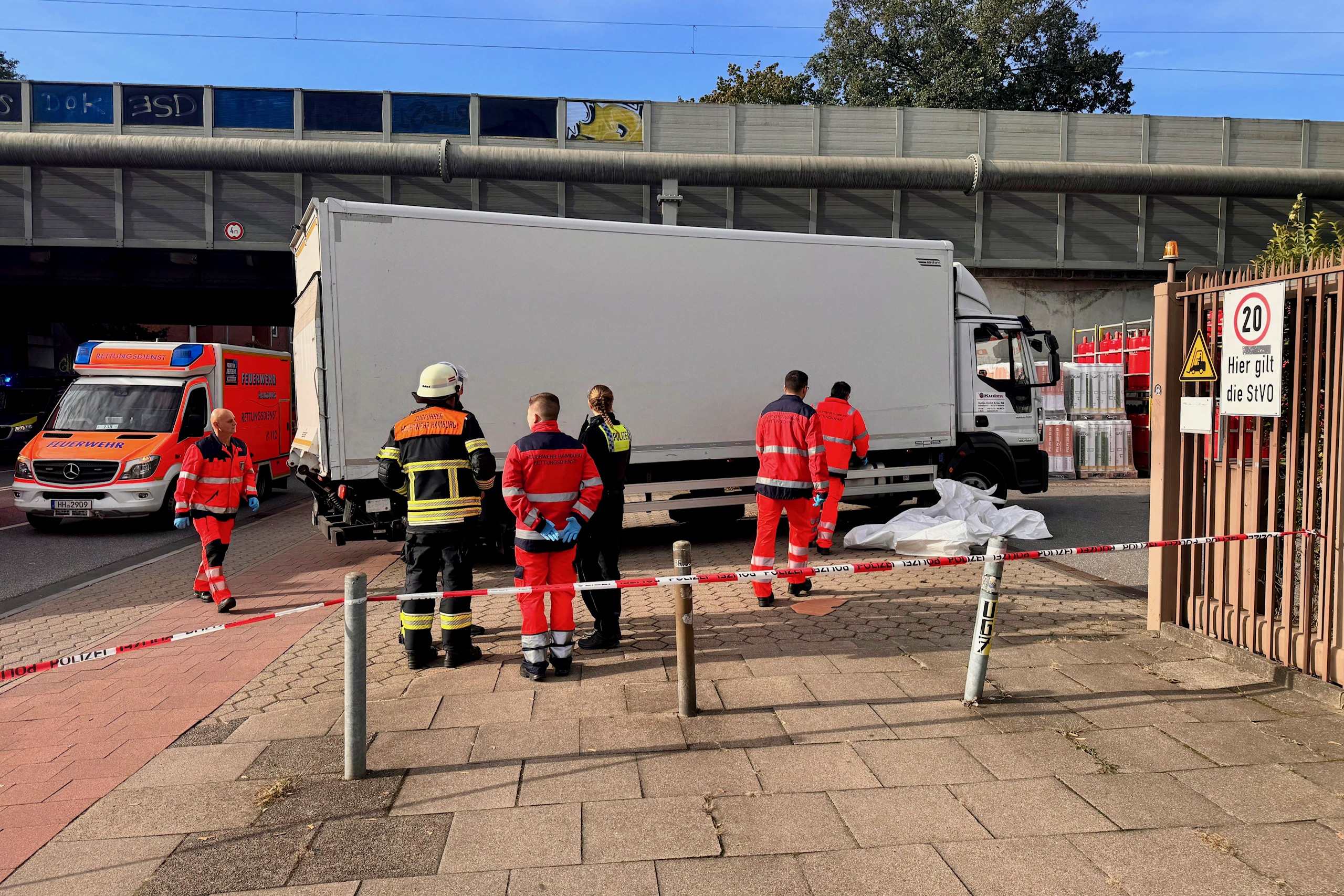 Radfahrer von Lkw auf der bramfelder Straße erfasst – tot