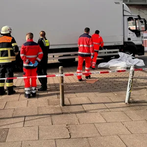 Radfahrer von Lkw auf der bramfelder Straße erfasst – tot