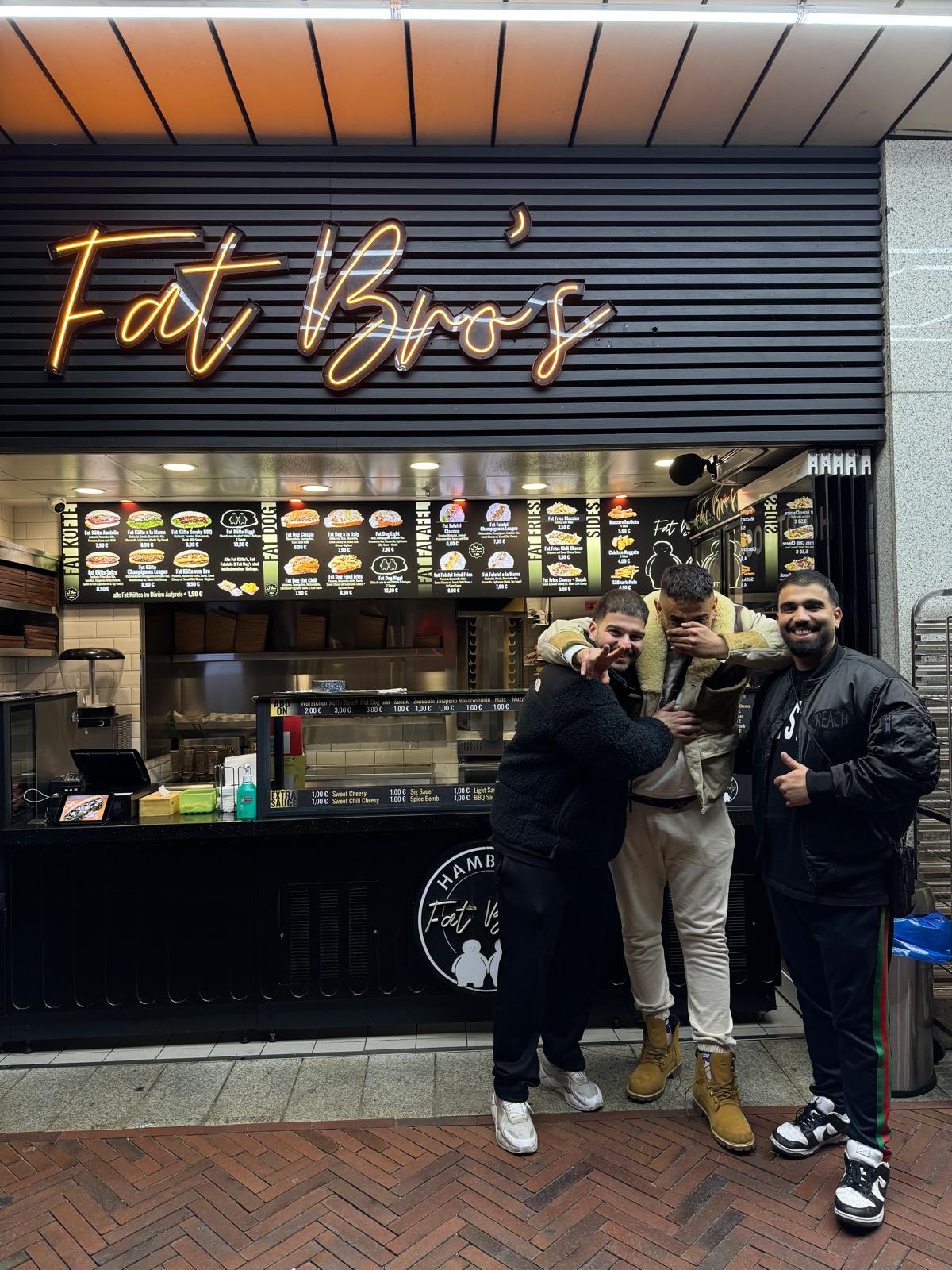 Der Rapper „Haftbefehl“ (Mitte) mit den Gastro-Brüdern Mert (l.) und Burak Sarioglu