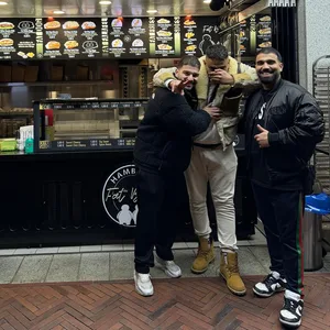 Der Rapper „Haftbefehl“ (Mitte) mit den Gastro-Brüdern Mert (l.) und Burak Sarioglu