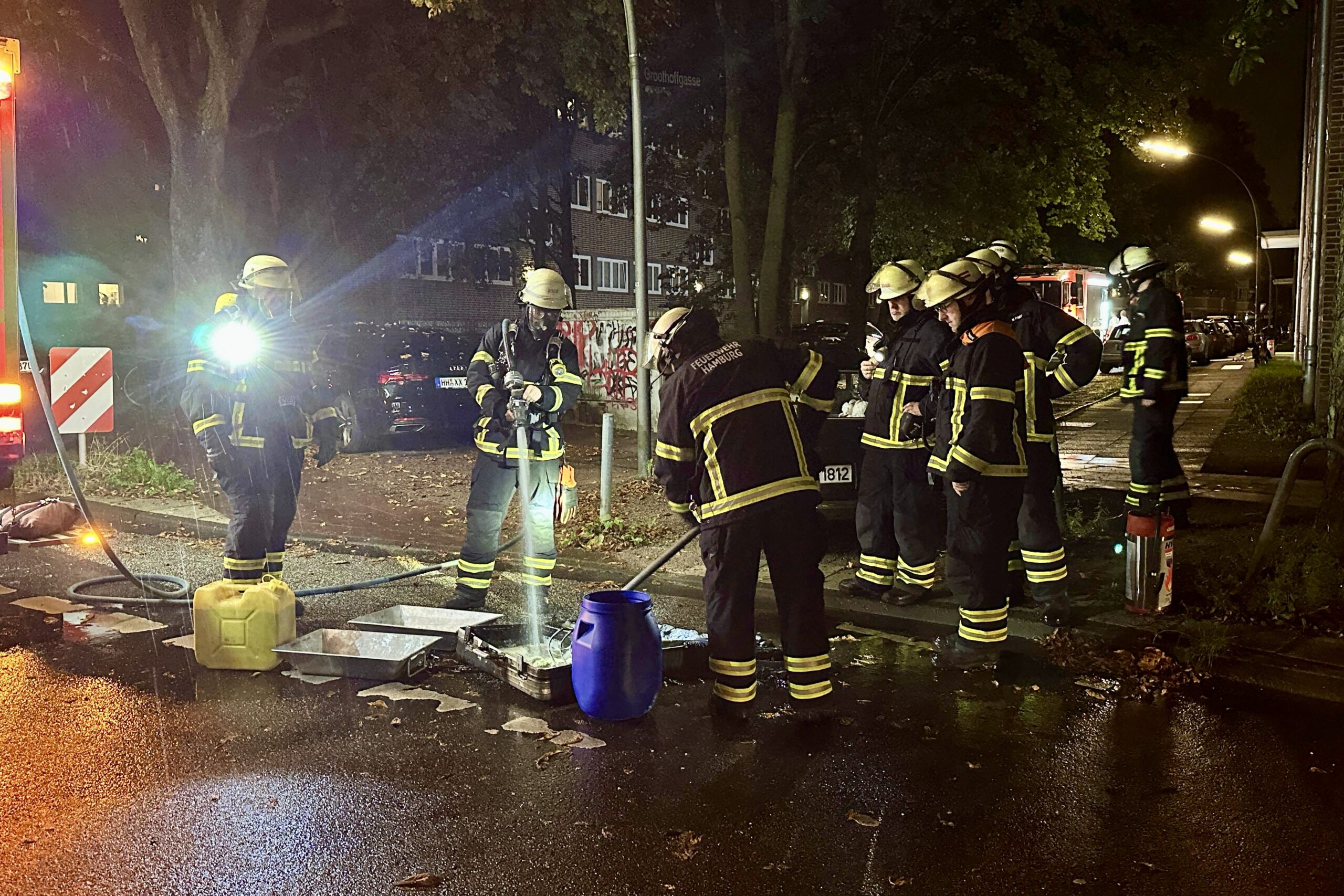 Feuerwehrleute löschen einen brennenden Fahrradakku in Winterhude.