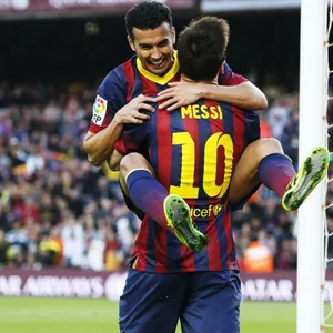 Pedro springt Lionel Messi in die Arme. Beide jubeln über einen Treffer des FC Barcelona