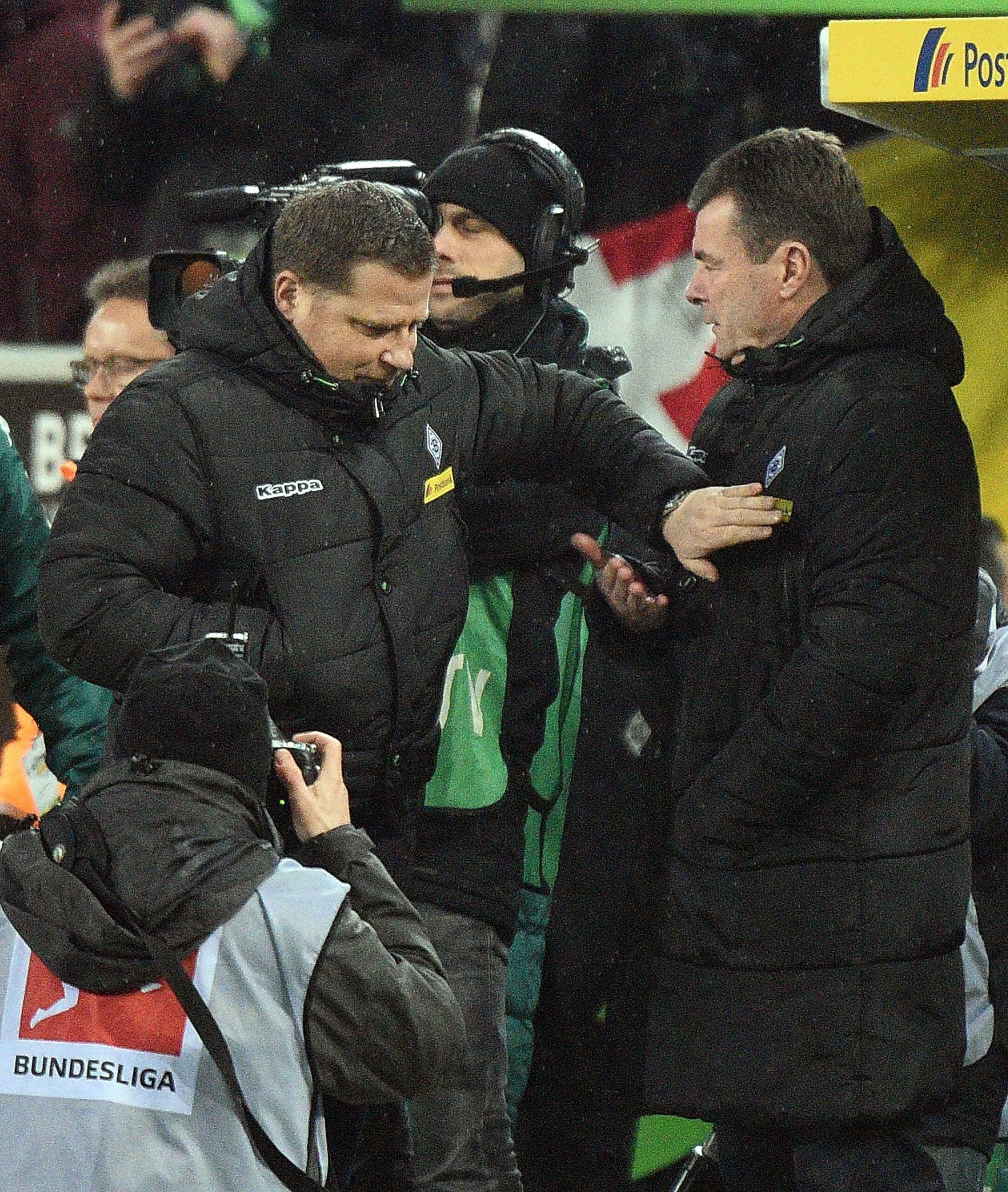 Max Eberl klatscht sich mit Dieter Hecking ab.