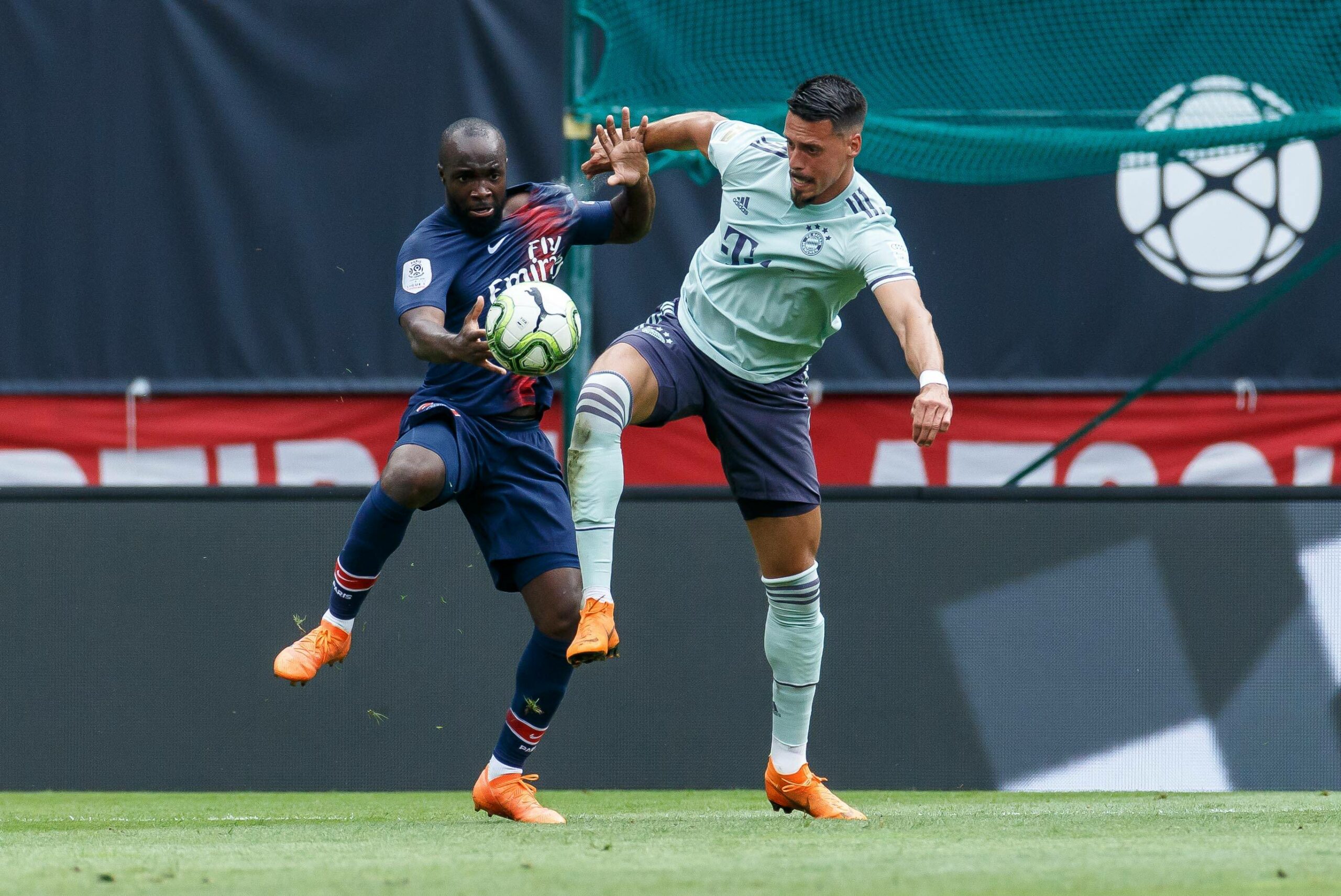 Lassana Diarra im Zweikampf mit Sandro Wagner