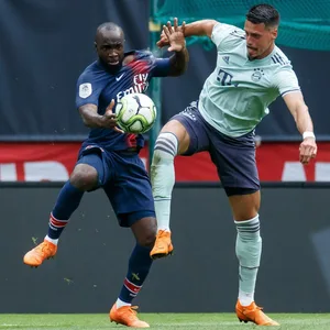 Lassana Diarra im Zweikampf mit Sandro Wagner