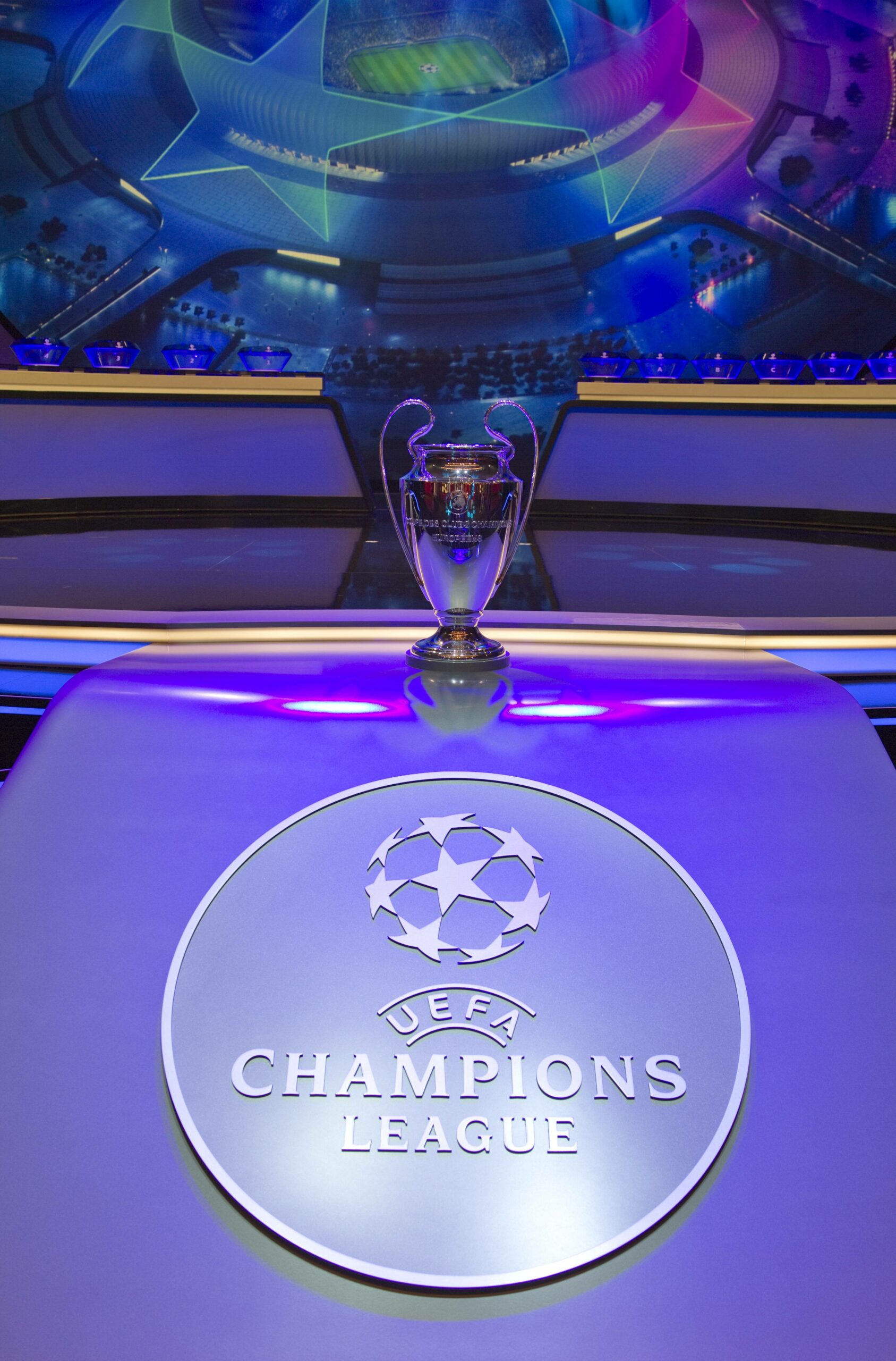 Die Champions-League-Trophäe bei der Auslosung.