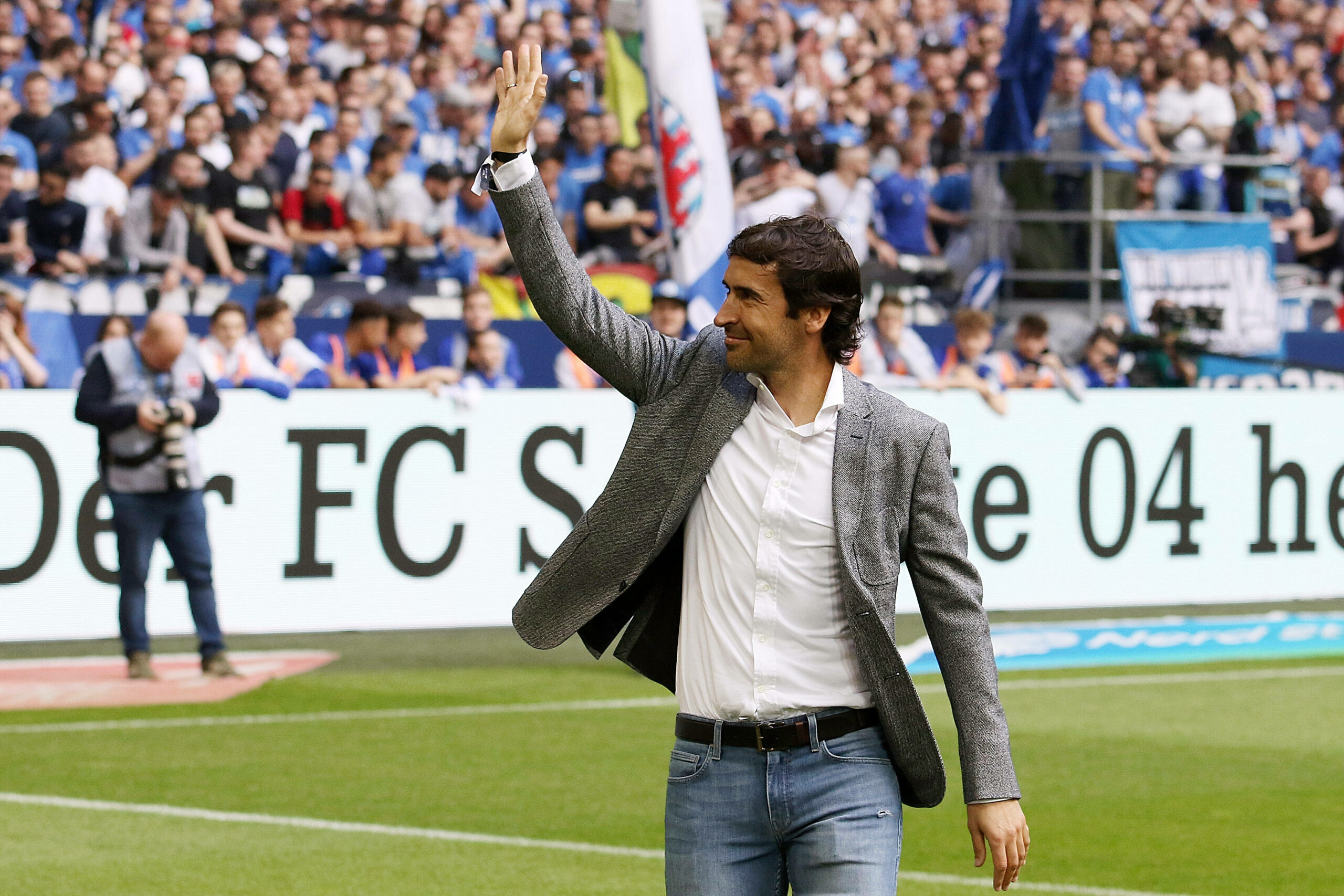 Raul, im Anzug, bei seiner Verabschiedung von Schalke 04