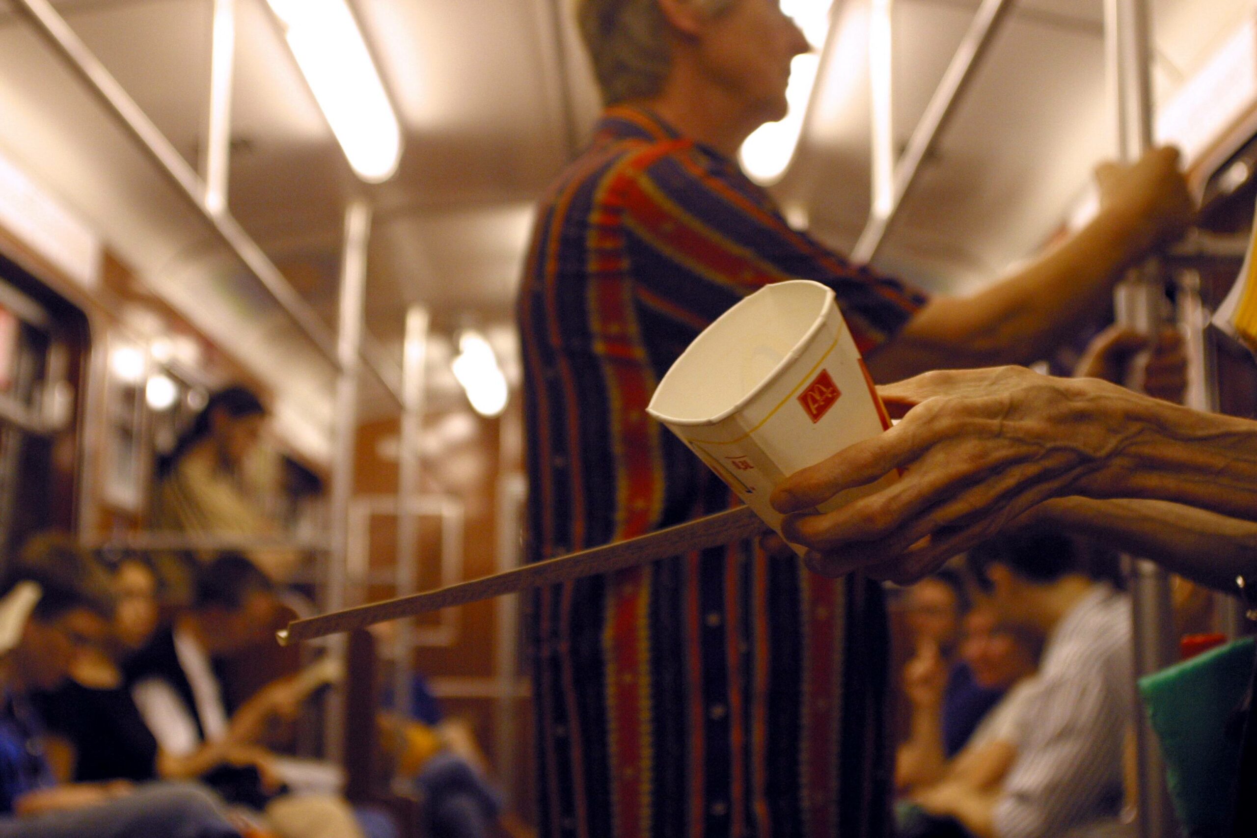 Bettler in der Bahn.