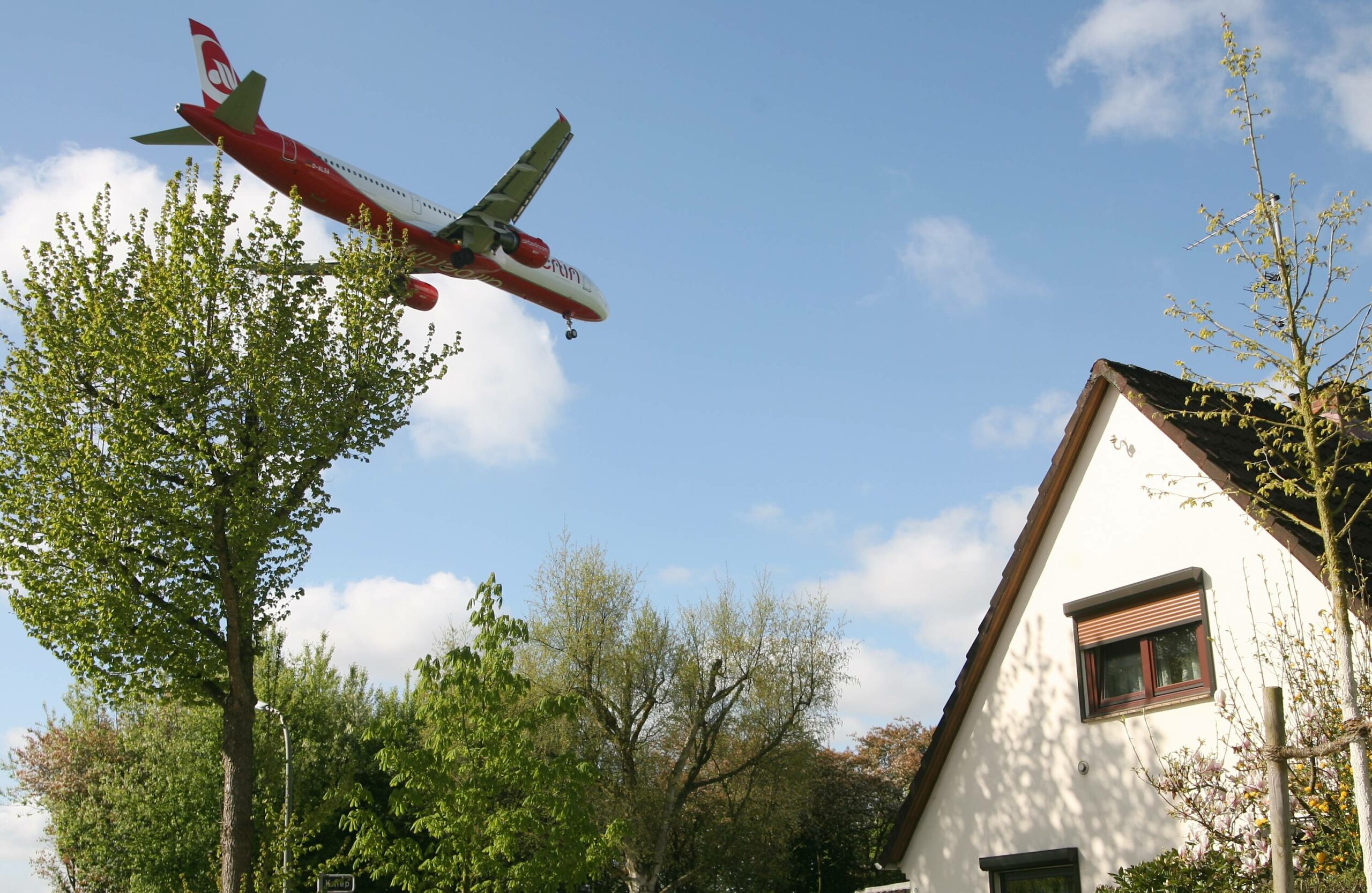 Über Alsterdorf und Norderstedt wird es im September laut. (Symbolbild)