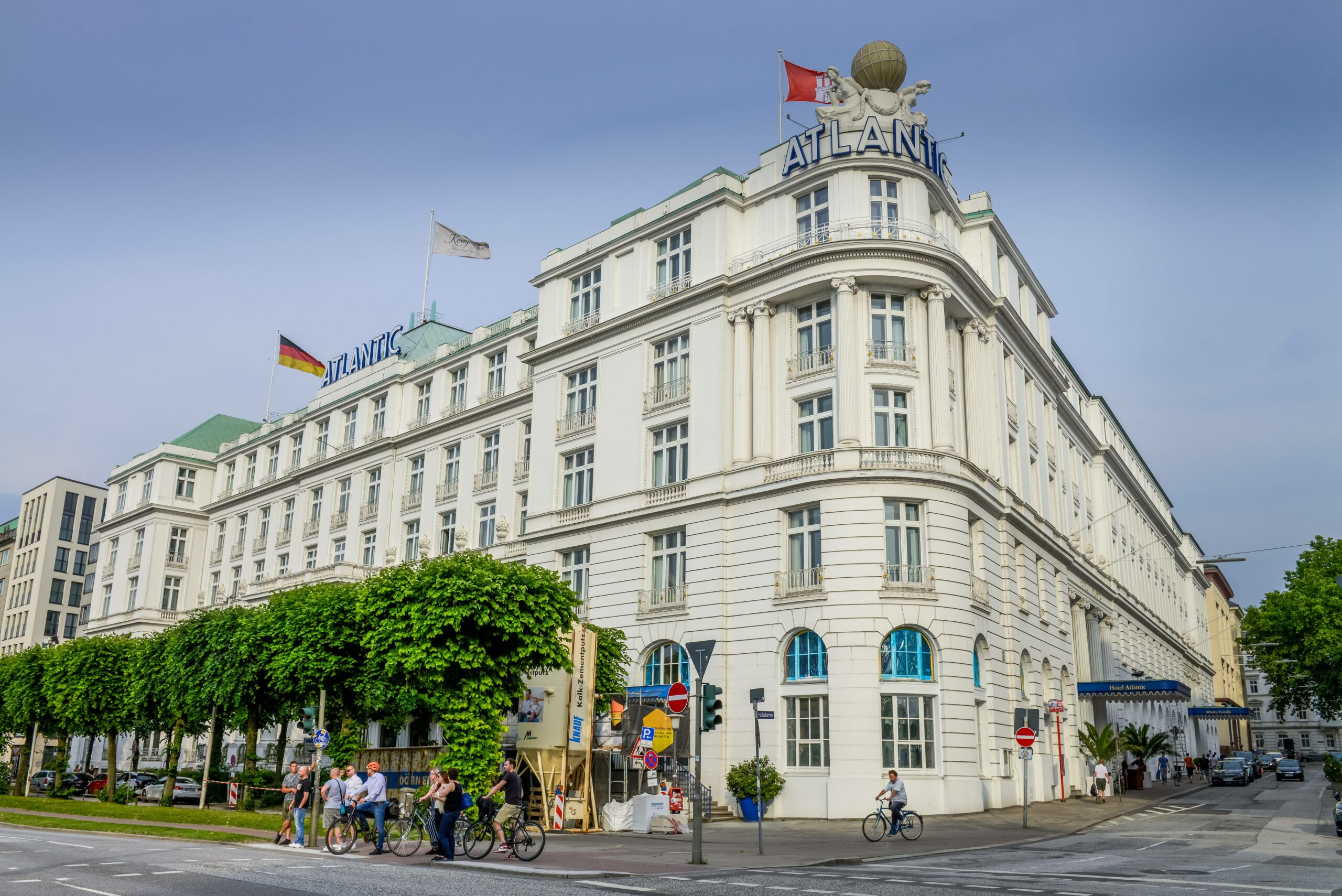 Weiße Fassade des Hotels Atlantic