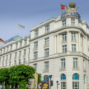 Weiße Fassade des Hotels Atlantic