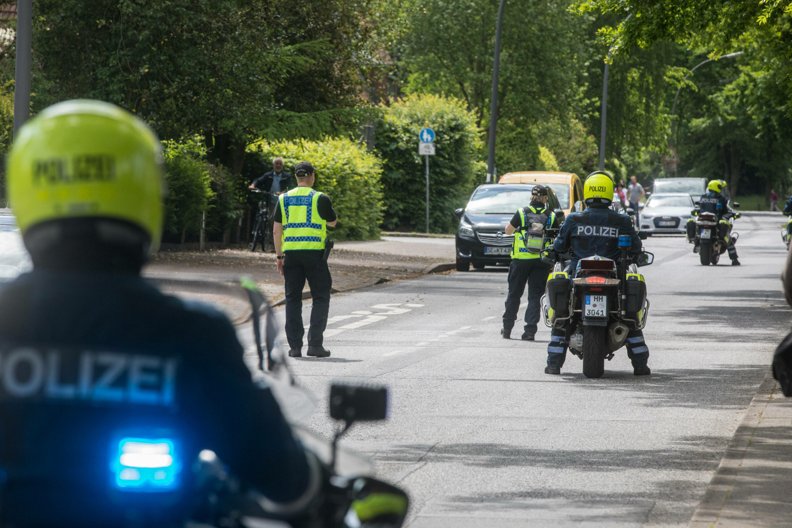 Umgehend eingeleitete Fahndungsmaßnahmen alarmierter Polizeikräfte führten nicht zur Festnahme eines Tatverdächtigen.