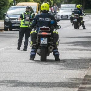 Umgehend eingeleitete Fahndungsmaßnahmen alarmierter Polizeikräfte führten nicht zur Festnahme eines Tatverdächtigen.