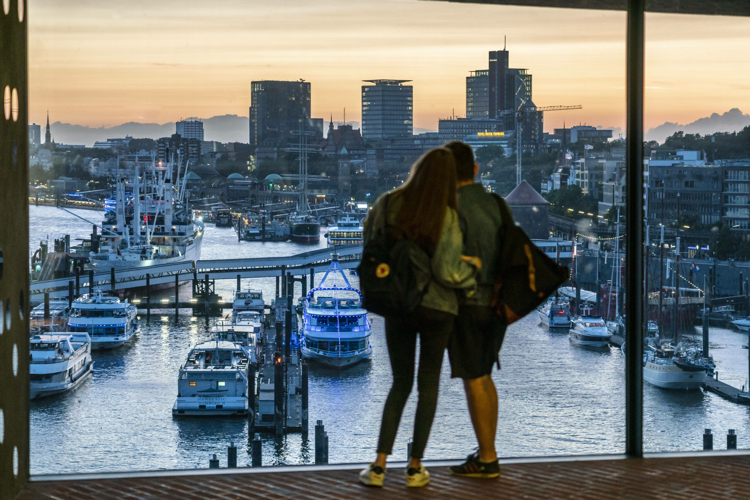 Ein junges Paar genießt den Blick von der Elbphilharmonie aus. (Symbolbild)