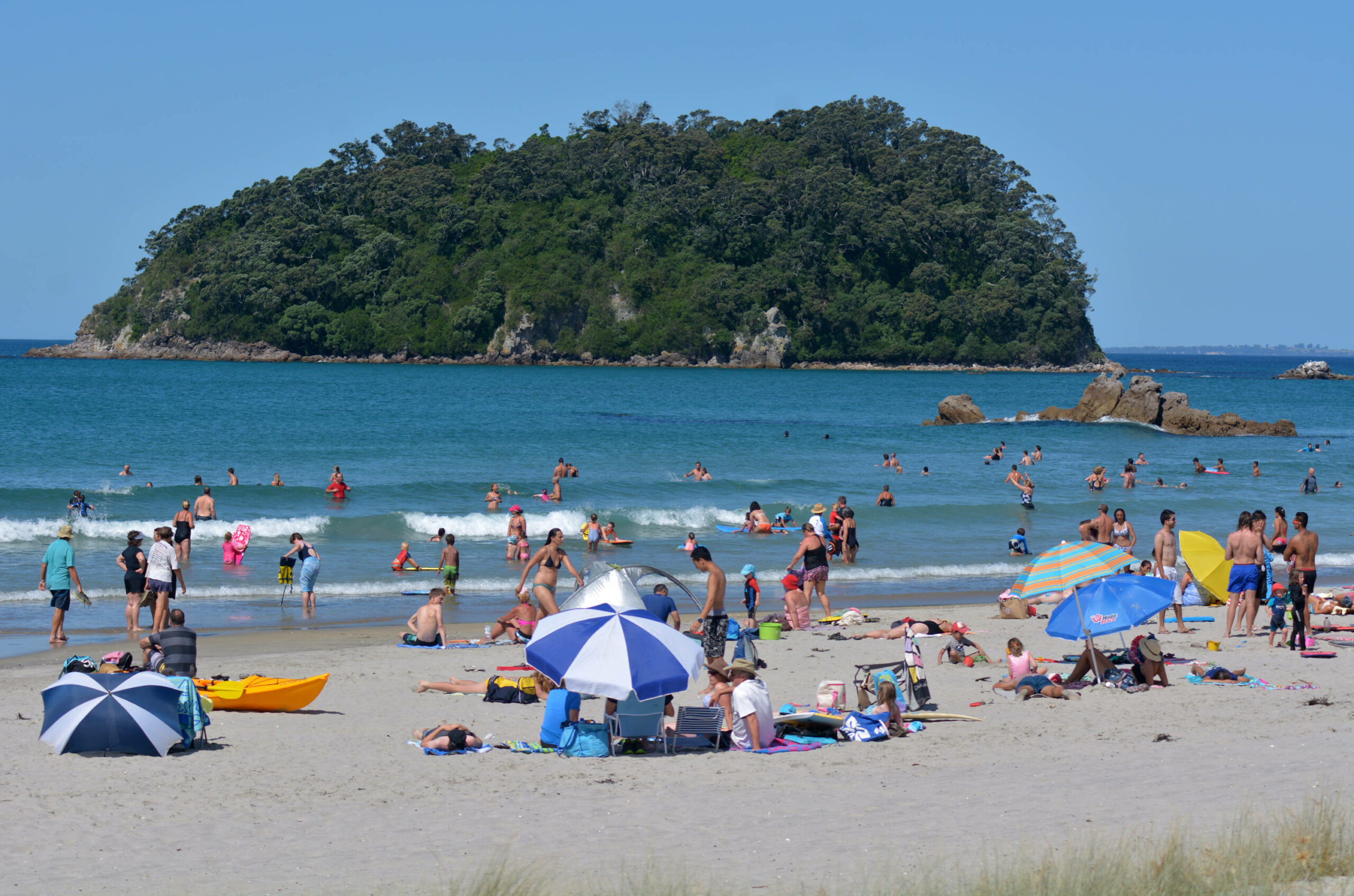 Touristen an einem Strand in Neuseeland. (Symbolbild)