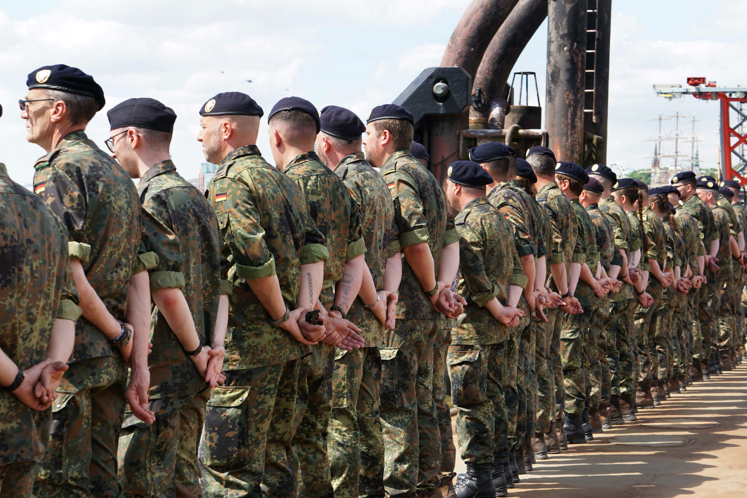 Ab Donnerstag müssen sich Passanten auf ein ungewöhnliches Bild im Hamburger Hafen einstellen. Die Bundeswehr übt den Erstfall. Checkpoints werden errichtet. (Symbolfoto)