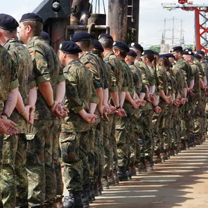 Ab Donnerstag müssen sich Passanten auf ein ungewöhnliches Bild im Hamburger Hafen einstellen. Die Bundeswehr übt den Erstfall. Checkpoints werden errichtet. (Symbolfoto)