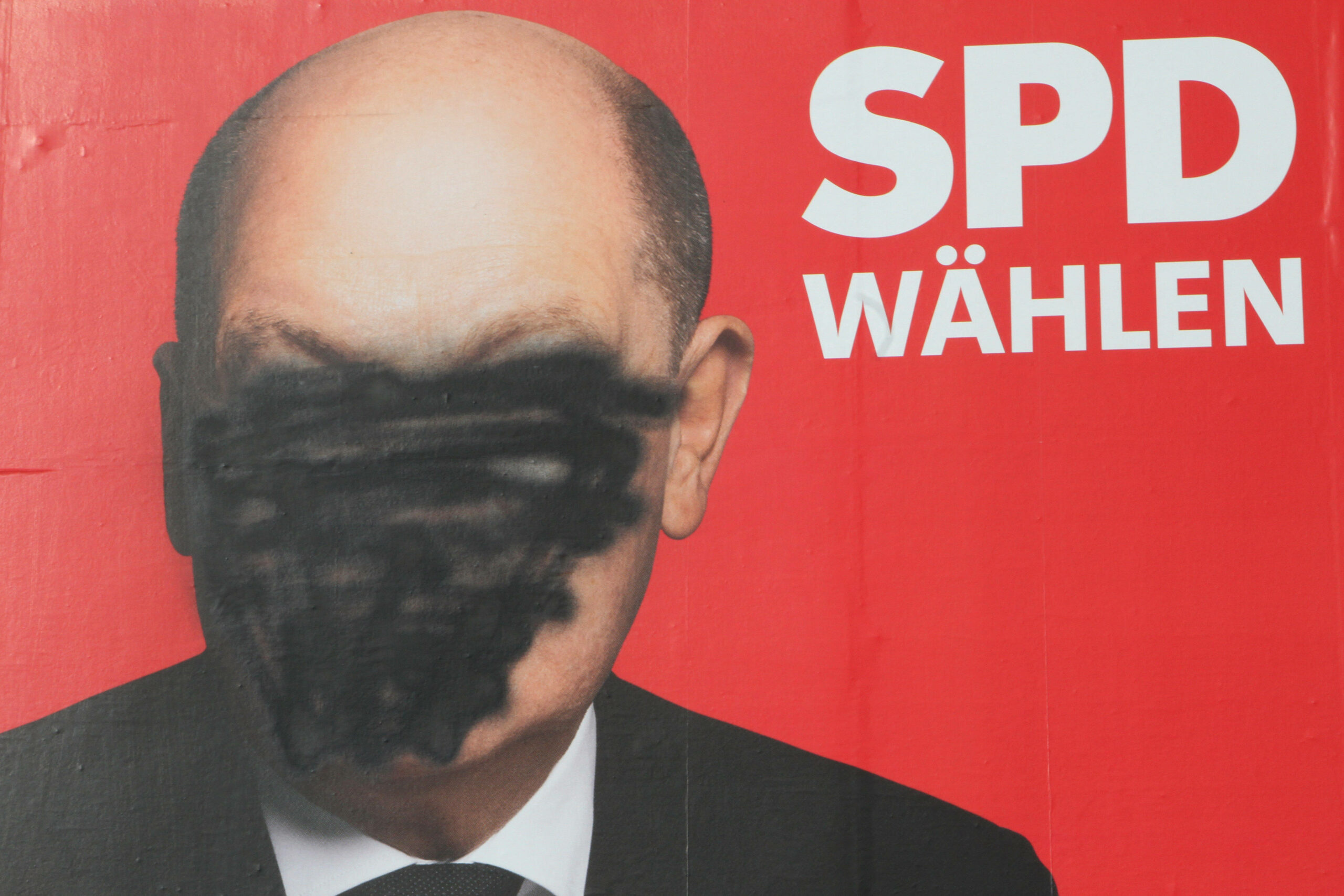 Ein beschmiertes Wahlplakat der SPD. In Harburg wurden SPD-Plakate ebenfalls zerstört – aber nicht vom politischen Gegner, sondern anscheinend von parteiinterner Konkurrenz.