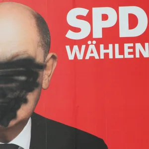 Ein beschmiertes Wahlplakat der SPD. In Harburg wurden SPD-Plakate ebenfalls zerstört – aber nicht vom politischen Gegner, sondern anscheinend von parteiinterner Konkurrenz.