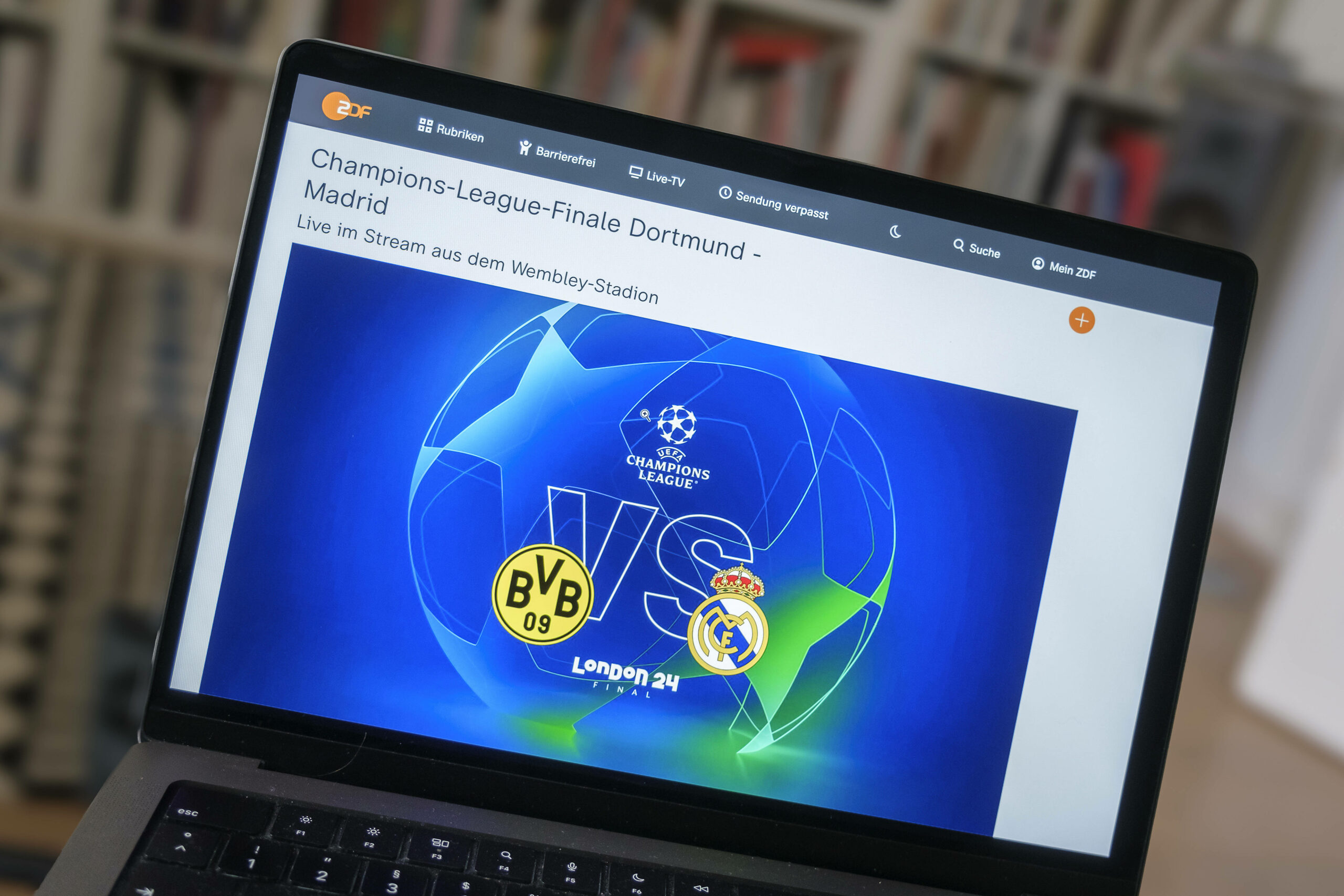 Laptop mit Fußball-Stream