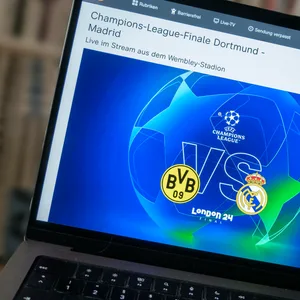 Laptop mit Fußball-Stream